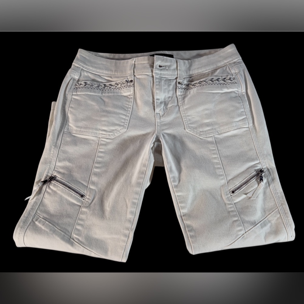White House Black Market White NWOT Crop Pants. Size 2